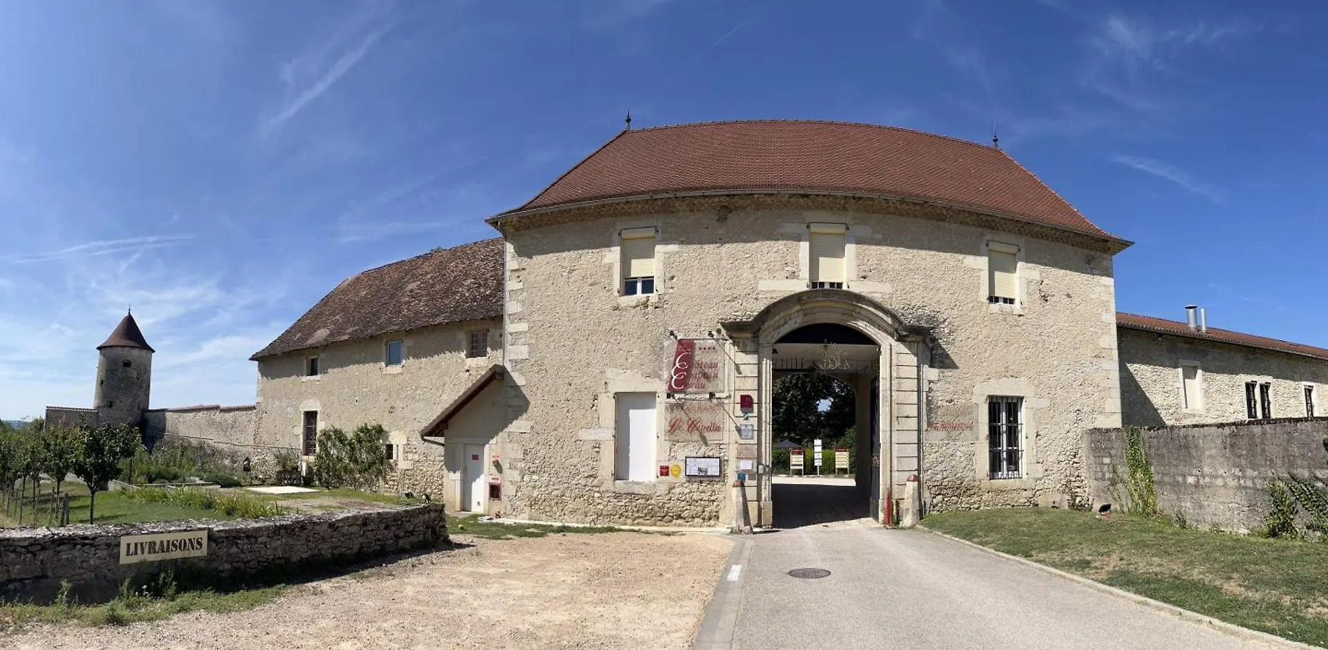 Les Dependances De Chapeau Cornu Vignieu